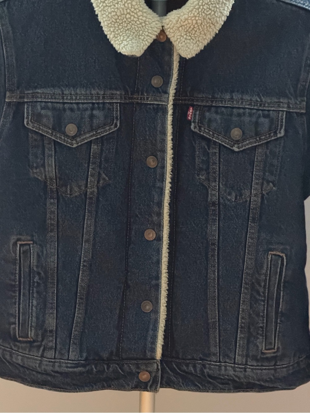 Levi’s Men’s Sherpa-Lined Denim Trucker Jacket – Size M - Picture 6 of 13